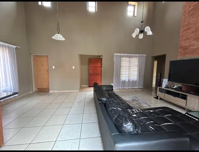 3 BEDROOM TOWNHOUSE FOR SALE IN WATERVAL EAST